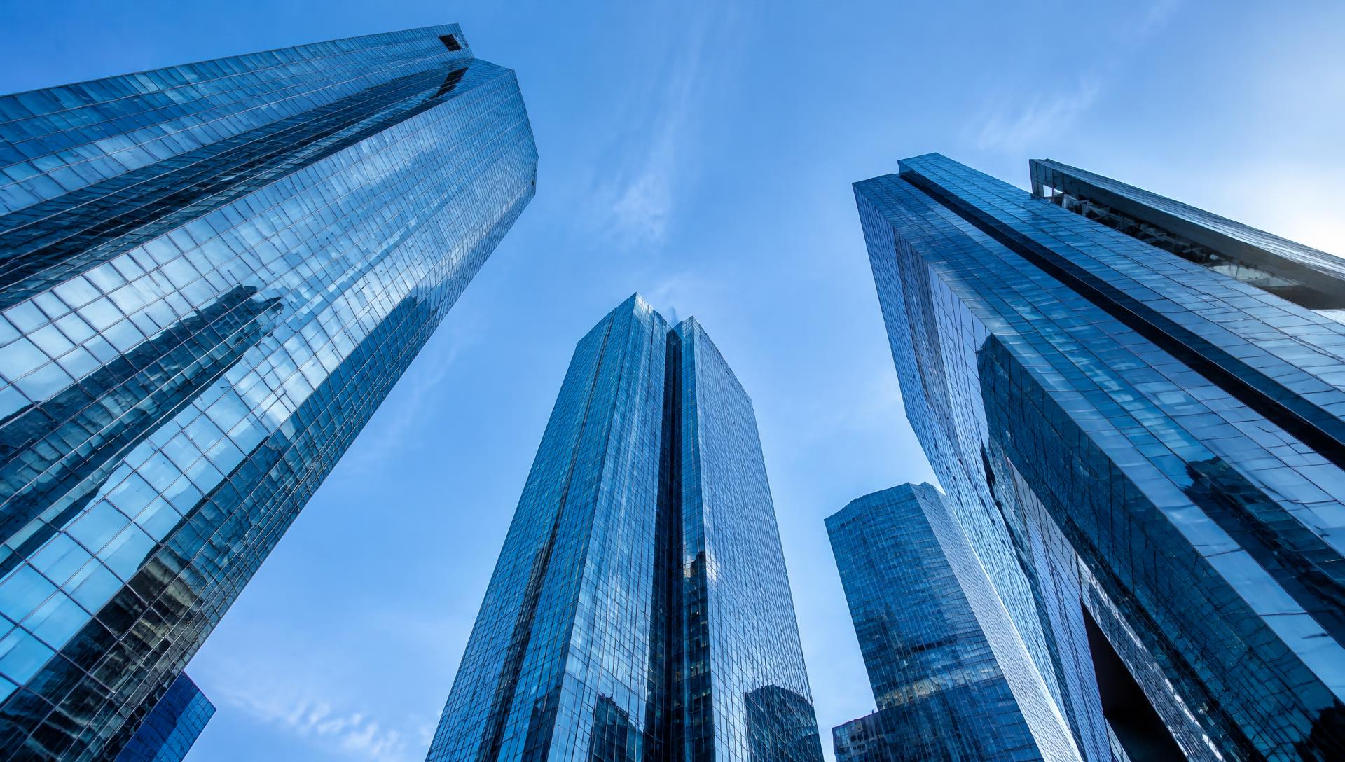 Prédios corporativos vistos de baixo